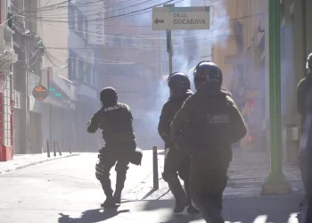 Mineros y policías se enfrentan en pleno centro de La Paz