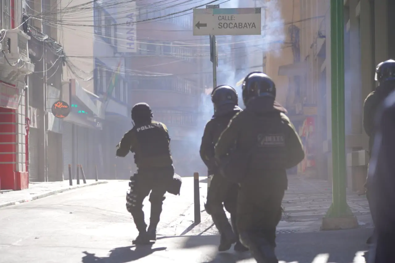 Mineros y policías se enfrentan en pleno centro de La Paz