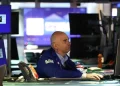 Un operador trabaja en la Bolsa de Nueva York/AFP