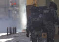 Policía dispersa a mineros y hay tráfico vehicular en el centro de La Paz