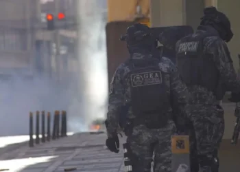 Policía dispersa a mineros y hay tráfico vehicular en el centro de La Paz