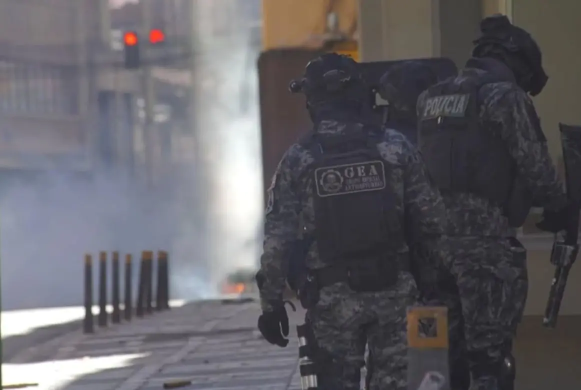 Policía dispersa a mineros y hay tráfico vehicular en el centro de La Paz