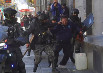 Policía libera a seis mineros aprehendidos tras los enfrentamientos en La Paz