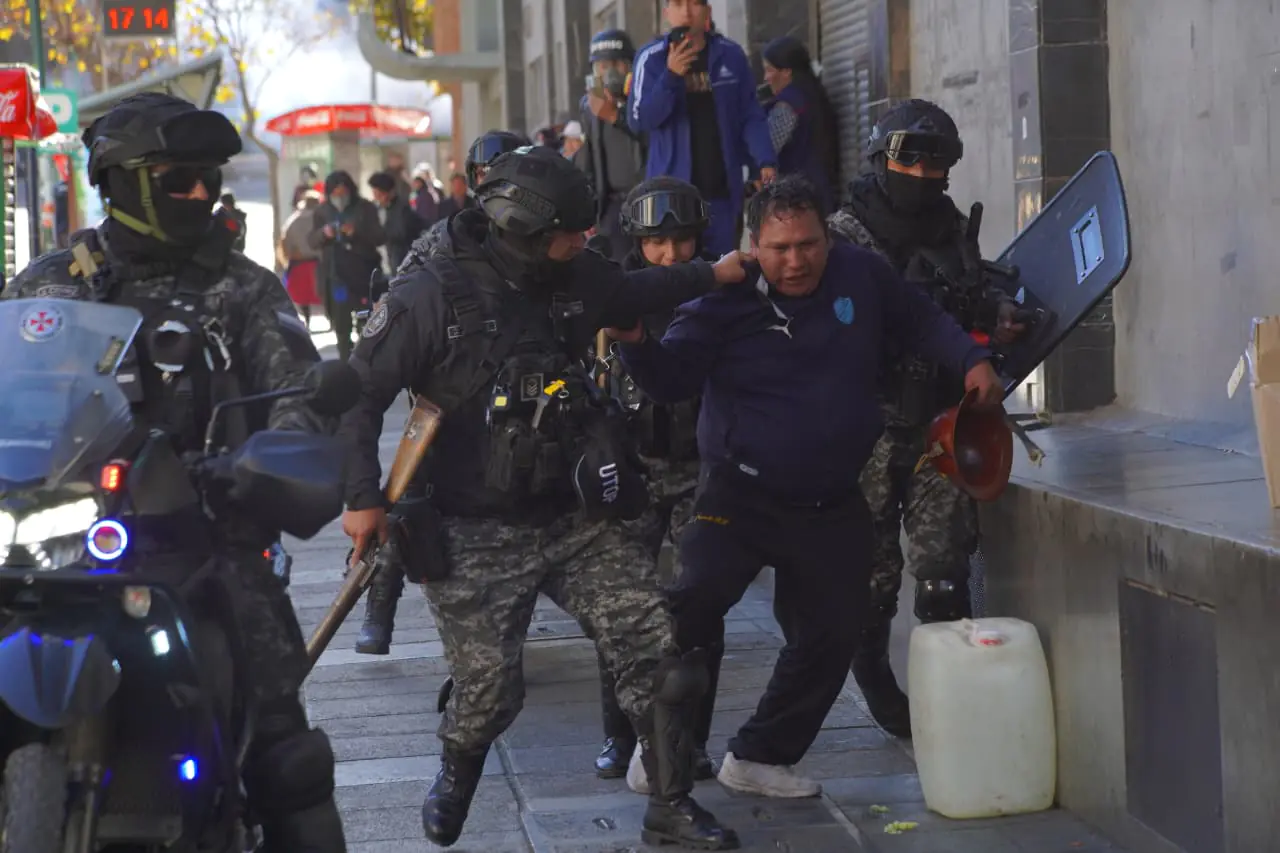 Policía libera a seis mineros aprehendidos tras los enfrentamientos en La Paz