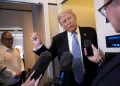Trump habló con periodistas en el Air Force One, al volver de China/AFP