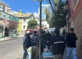 Funcionarios ediles retiran señalización y letreros de los parqueos tarifados, FOTO: GAMLP