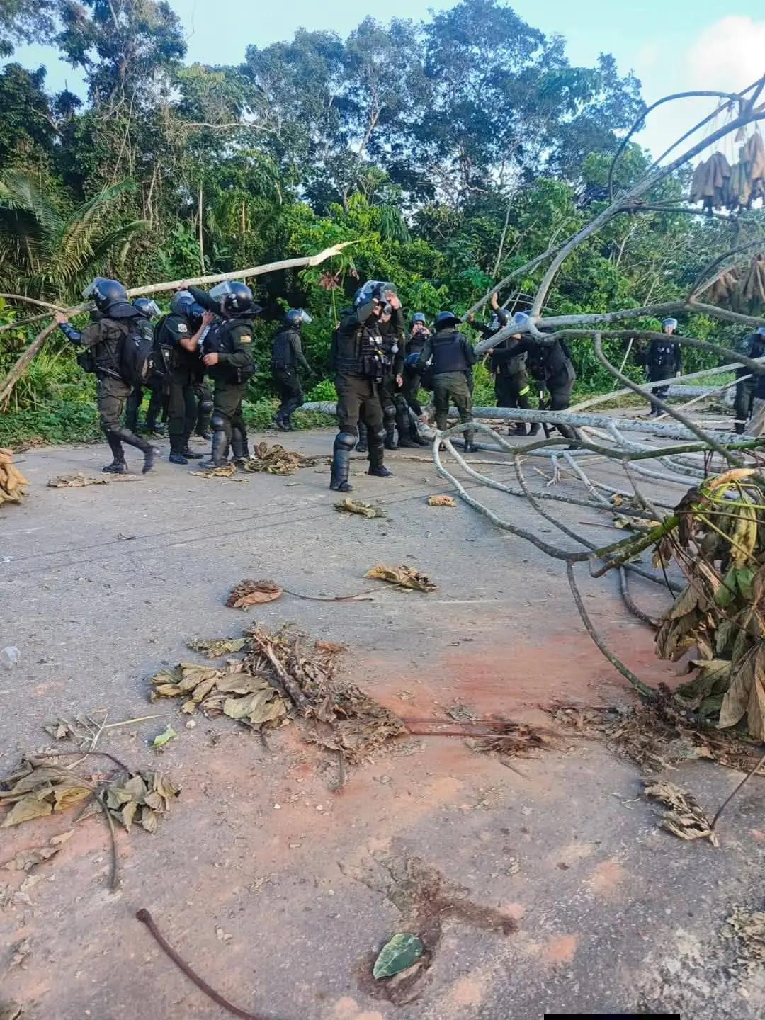 La Policía realizó el desbloqueo en Yucumo, en Beni. FOTO: RRSS