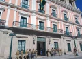 Militares y policías refuerzan seguridad en plaza Murillo; reina el conflicto en el centro