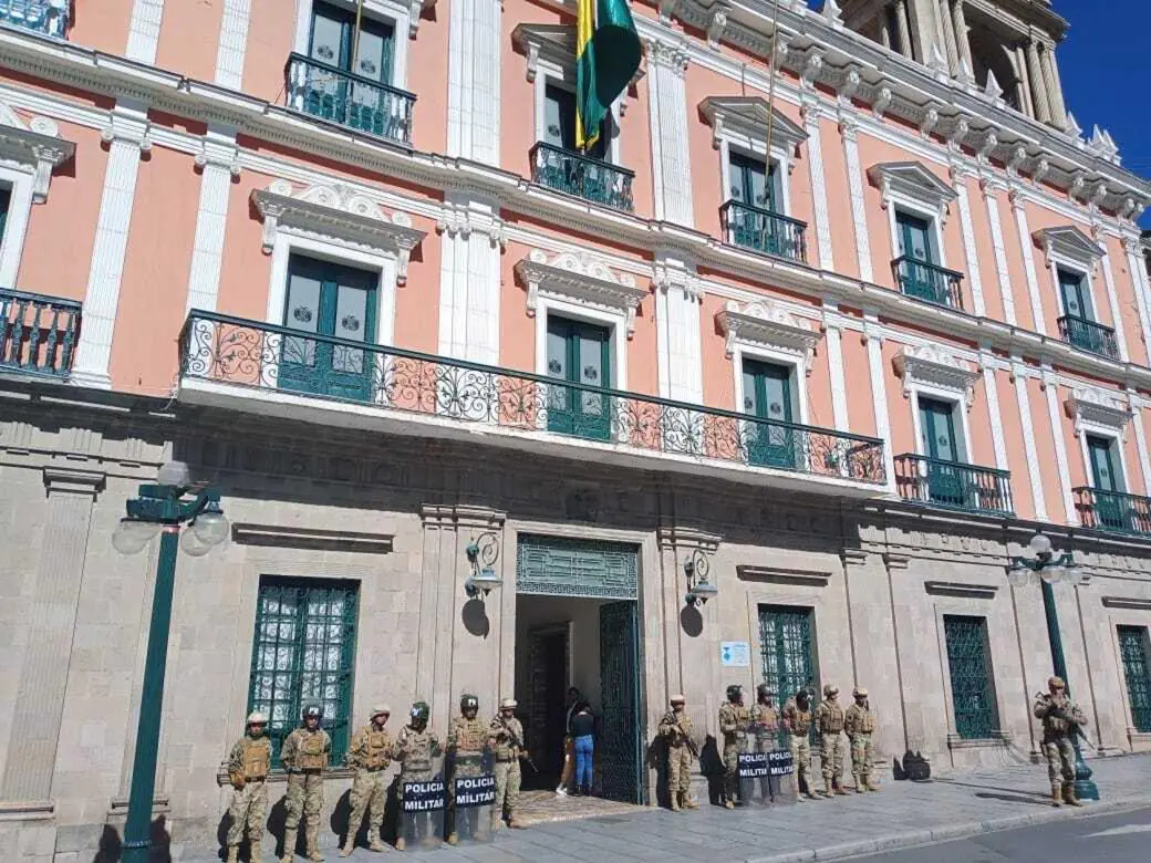 Militares y policías refuerzan seguridad en plaza Murillo; reina el conflicto en el centro