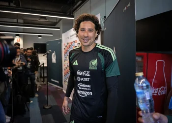 Ochoa sale de la práctica del Tri/AFP