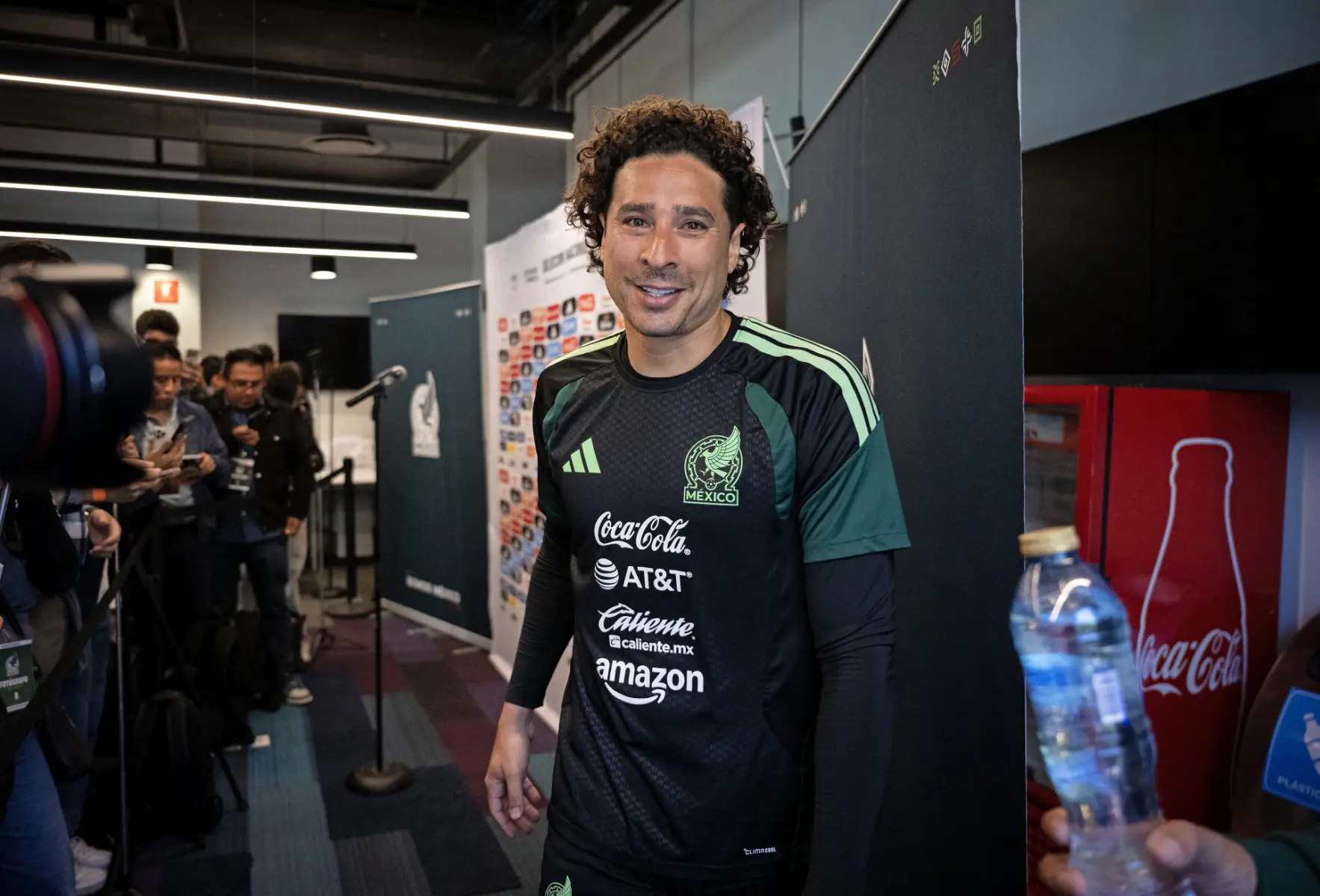 Ochoa sale de la práctica del Tri/AFP