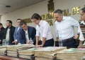 Entrega de documentos del Mercado Mutualista de Santa Cruz. FOTO: GAMC
