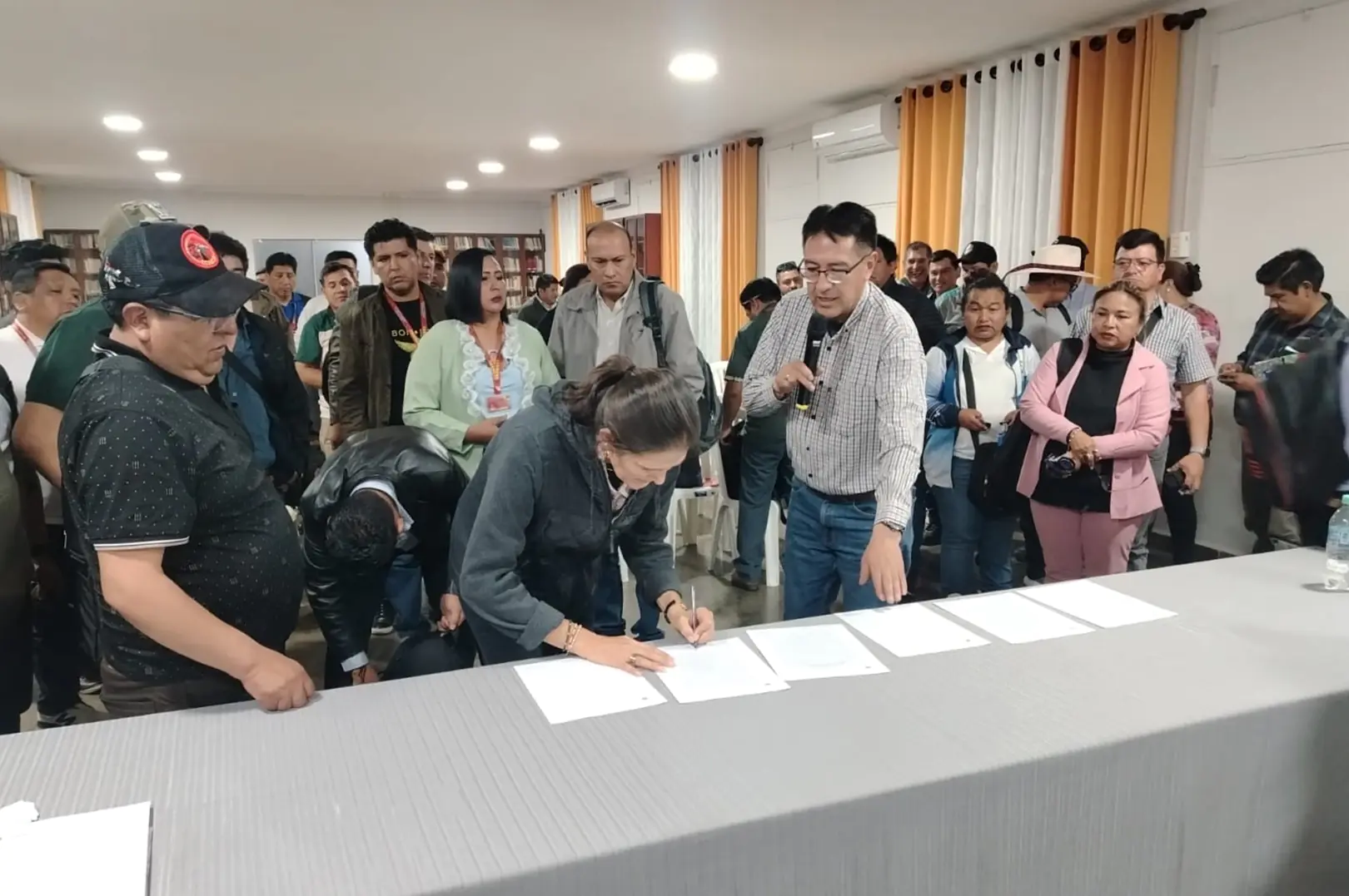 La ministra de Educación, Beatriz García, en la firma del acuerdo. FOTO: Ministerio de Educación.