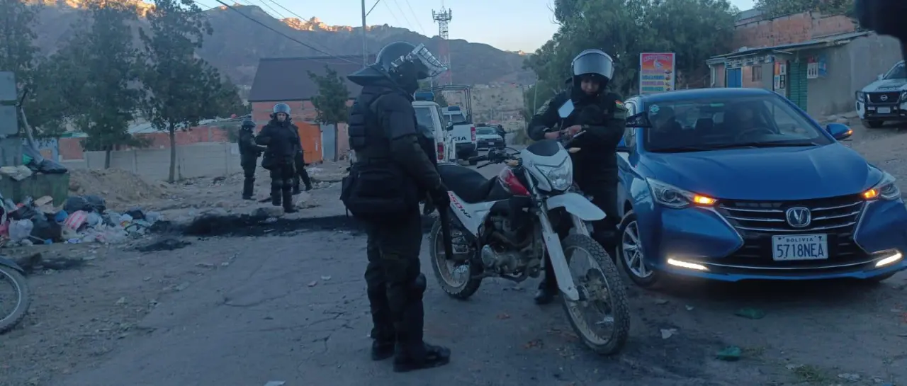 Enfrentamiento en Lipari durante operativo de desbloqueo en rutas de La Paz
