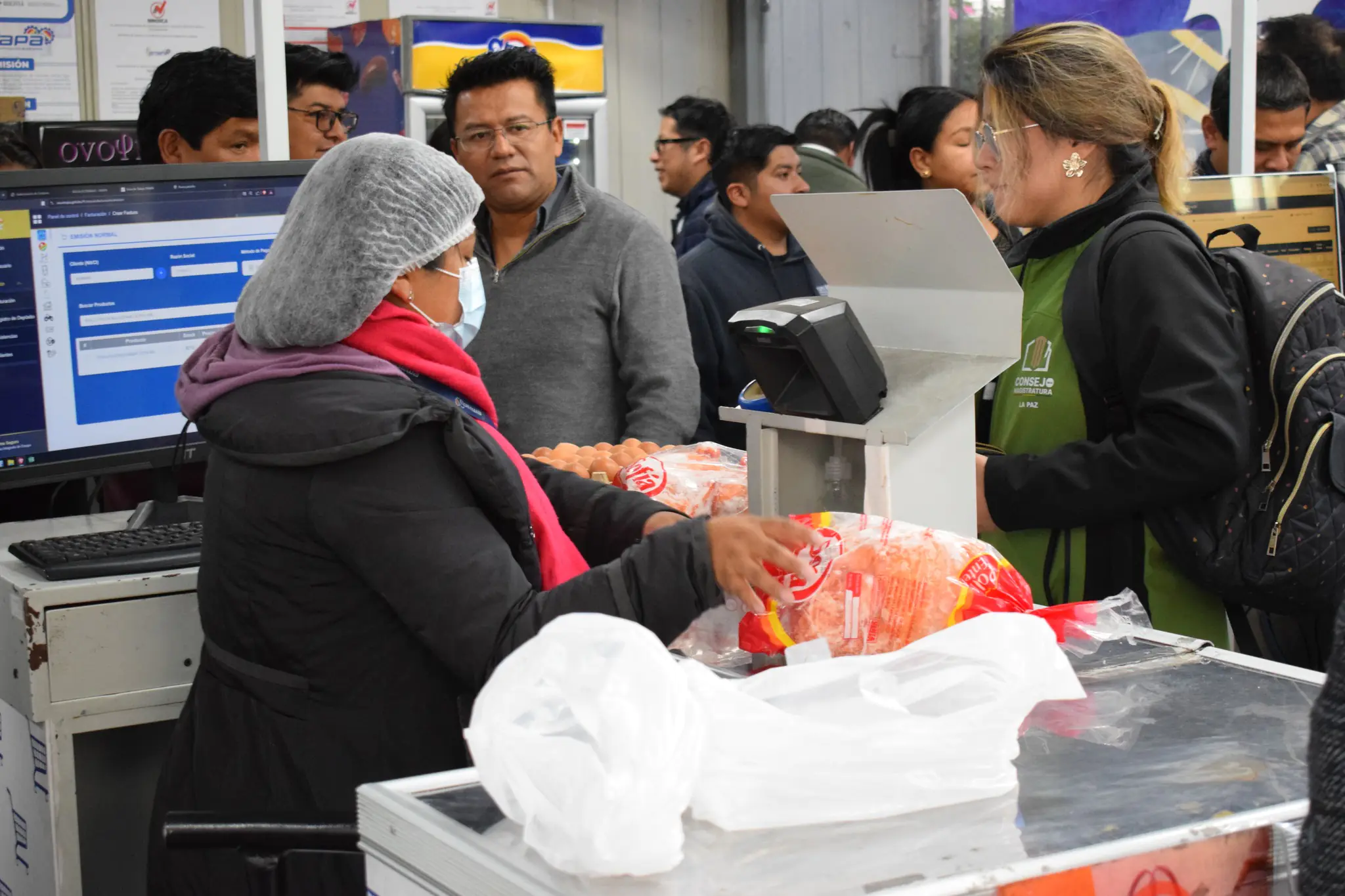 EMAPA garantiza abastecimiento de 30.000 kilos de pollo en La Paz
