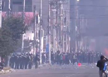 Enfrentamientos en Huajchilla y El Alto: bloqueadores resisten el desbloqueo militar y policial