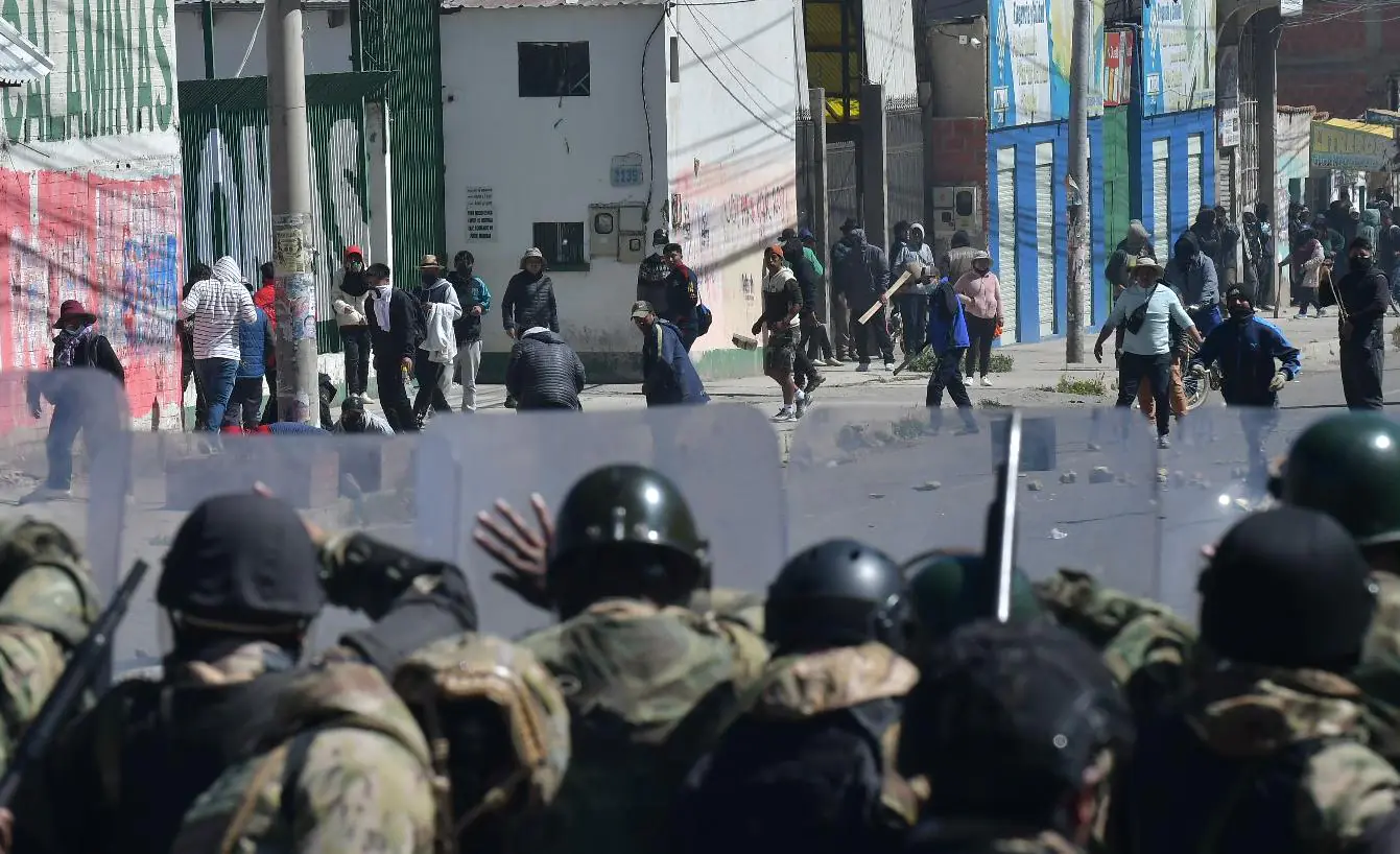 Bloqueos se rearticulan en El Alto y retornan puntos de presión en avenida Juan Pablo II