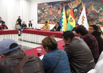 El Gobierno u la COR de El Alto en reunión. FOTO: Obras Públicas