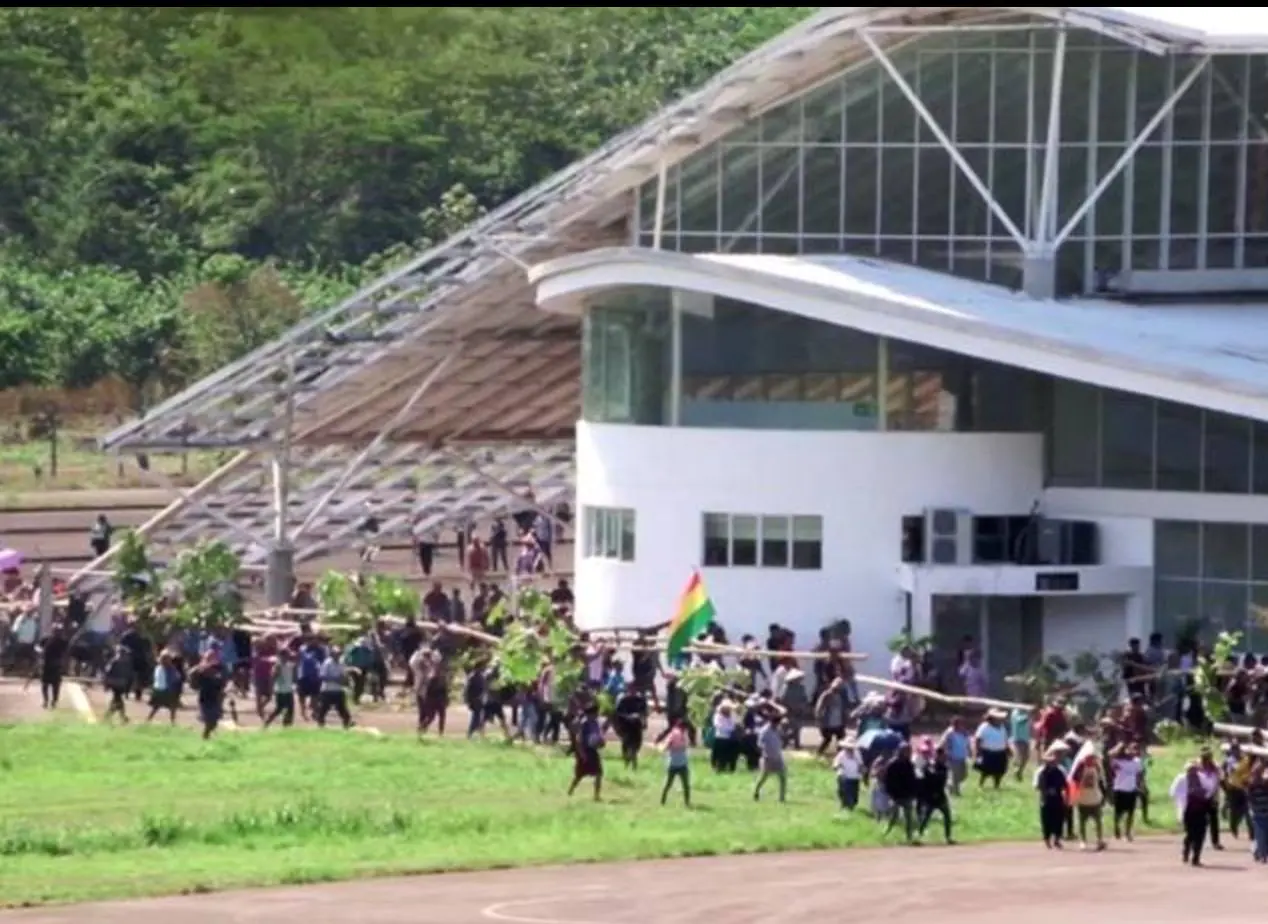 Gobierno denuncia toma ilegal del aeropuerto de Chimoré y anuncia auditoría al proyecto