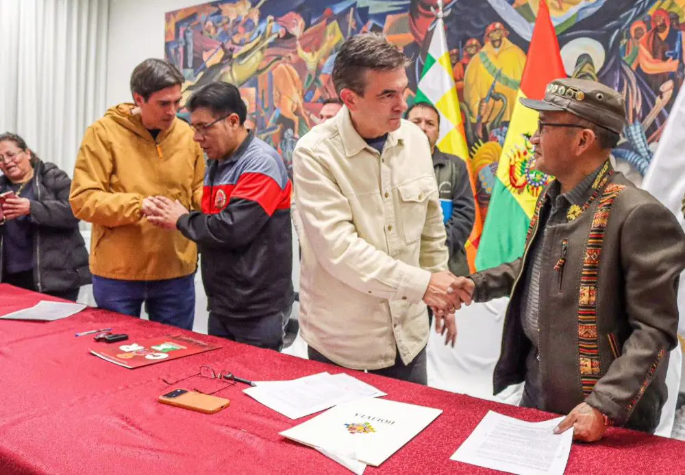 El Gobierno y la COR El Alto sellan acuerdo. FOTO: RRSS