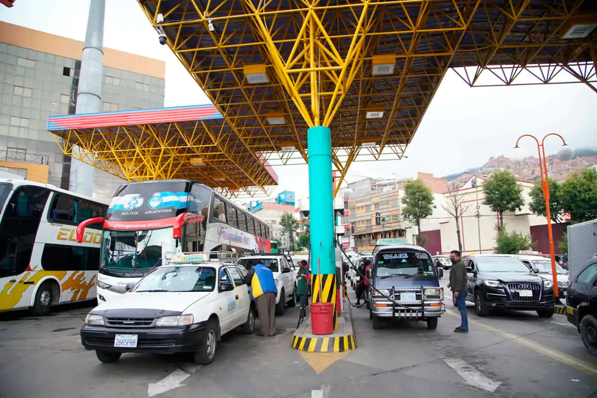 YPFB dice que restableció el suministro de combustibles en La Paz y El Alto