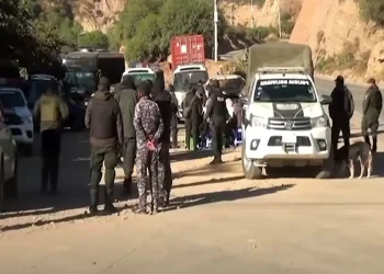 Efectivos policiales y militares instalaron un punto de control en el puente de Parotani. FOTO: RRSS