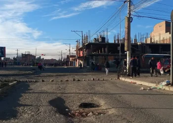 El Alto amanece bloqueado en medio de la conflictividad; cortan la ruta a Viacha