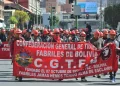 Fabriles marchan en La Paz, rechazan diálogo y exigen la renuncia de Rodrigo Paz