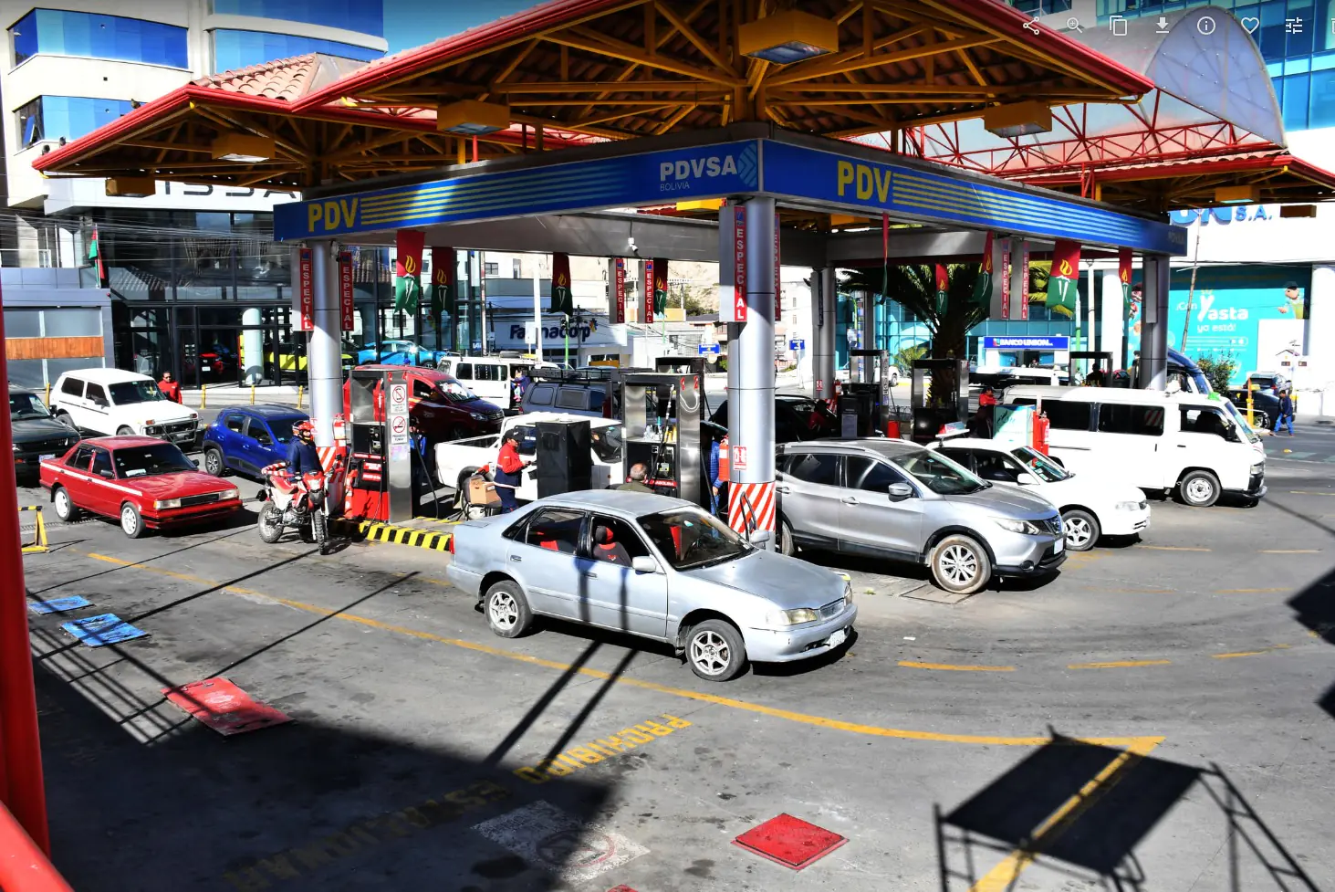 Se registran filas que superan las 15 cuadras en surtidores de la zona Sur