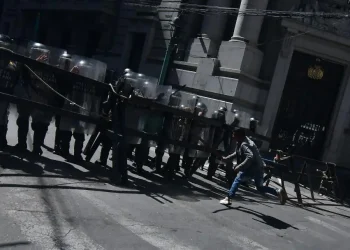 Rodean plaza Murillo; Ponchos Rojos intentan ingresar por la parte superior