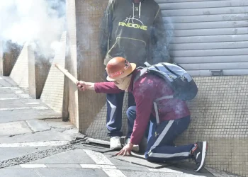 Dinamitas y gases en La Paz: Marchistas provocan destrozos e insisten en llegar a plaza Murillo