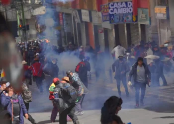 Dinamitas y gases en La Paz: Marchistas provocan destrozos e insisten en llegar a plaza Murillo