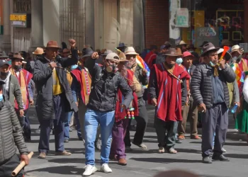 Tras casi tres horas de enfrentamiento, movilizados se reagrupan para entrar a la plaza Murillo