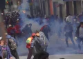 Tras casi tres horas de enfrentamiento, movilizados se reagrupan para entrar a la plaza Murillo
