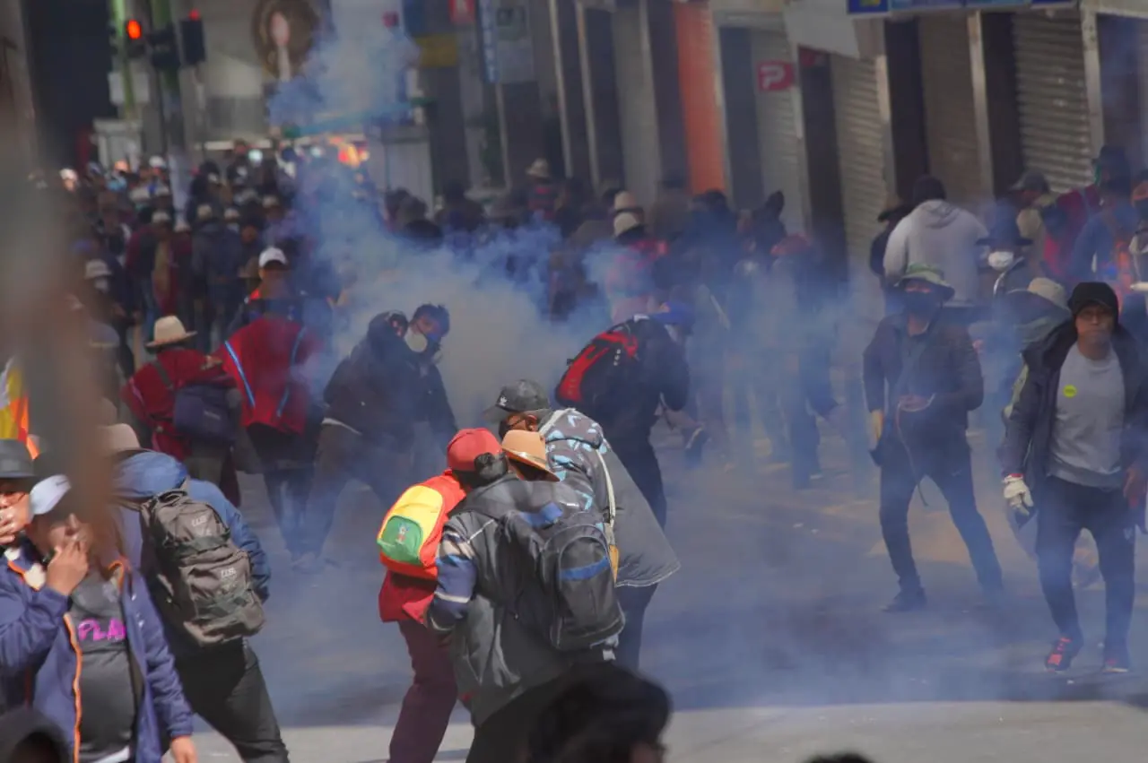 Tras casi tres horas de enfrentamiento, movilizados se reagrupan para entrar a la plaza Murillo