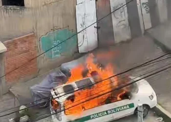 Incendian vehículo policial en medio de enfrentamientos y protestas contra Rodrigo Paz