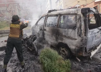 Policía controla incendio de vehículo policial y recupera calles cercanas a plaza Murillo