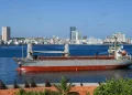 Un buque de carga, llega a la bahía de La Habana con ayuda humanitaria/AFP