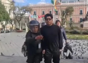 Trasladan a detenidos a dependencias de la UTOP tras enfrentamientos en La Paz