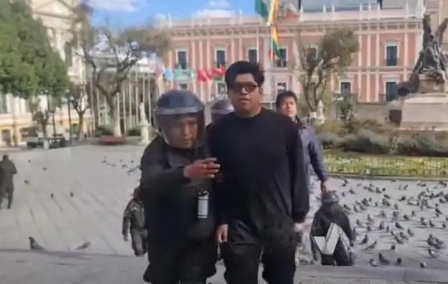Trasladan a detenidos a dependencias de la UTOP tras enfrentamientos en La Paz