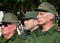 El presidente de Cuba, Miguel Díaz-Canel (derecha), el coronel Raúl Guillermo Rodríguez Castro (centro), nieto del expresidente Raúl Castro/AFP