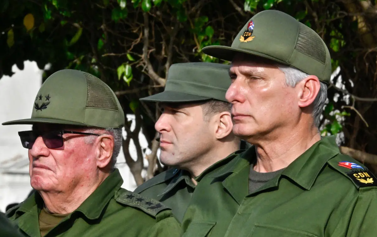 El presidente de Cuba, Miguel Díaz-Canel (derecha), el coronel Raúl Guillermo Rodríguez Castro (centro), nieto del expresidente Raúl Castro/AFP