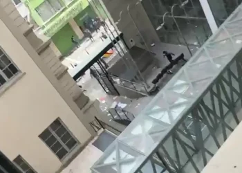 Marchistas causan destrozos en el edificio del TDJ de La Paz