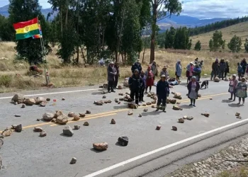 Un bloqueo instalado en la carretera Cochabamba-Santa Cruz/ RRSS