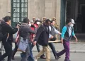 El camarógrafo herido fue asistido por su colegas/Captura Unitel