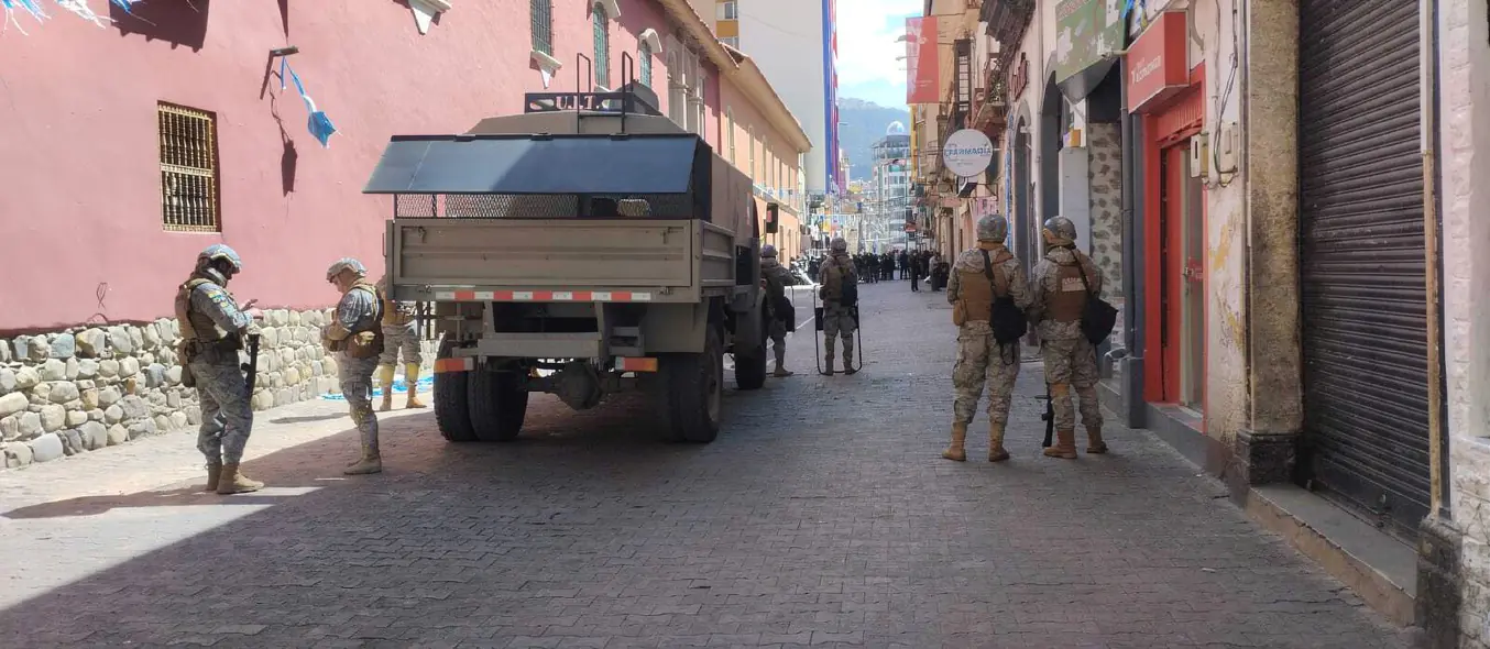 Policía y militares refuerzan Plaza Murillo con carros Neptuno y robots Erizo