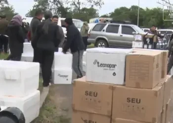 Largas filas se registran en Santa Cruz para envío de alimentos a La Paz