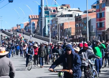 Nuevas marchas se concentran en El Alto rumbo a la sede para pedir la renuncia de Paz