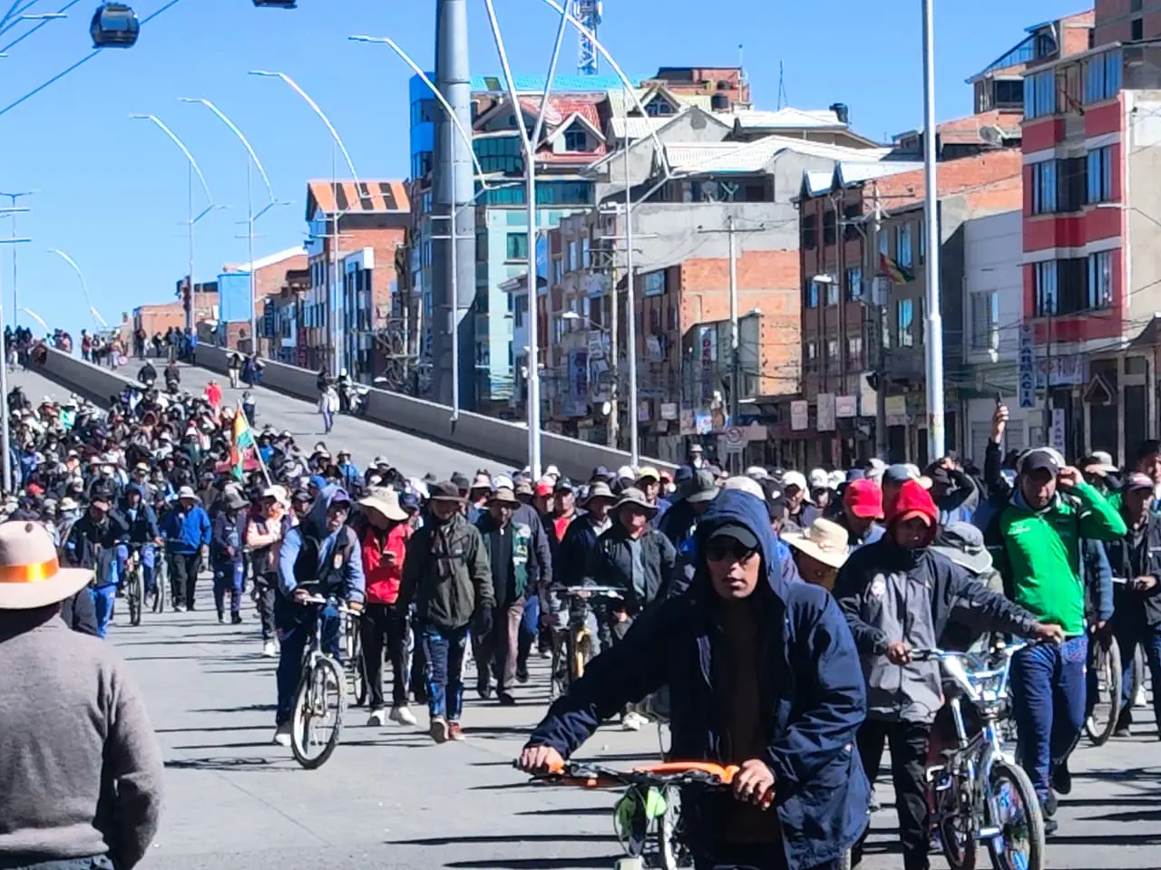 Nuevas marchas se concentran en El Alto rumbo a la sede para pedir la renuncia de Paz