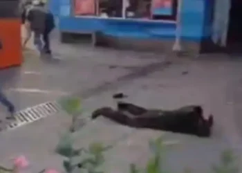 El uniformado quedó tendido en el piso/Captura de pantalla